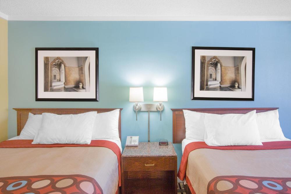 Queen Room with Two Queen Beds - Non-Smoking interior